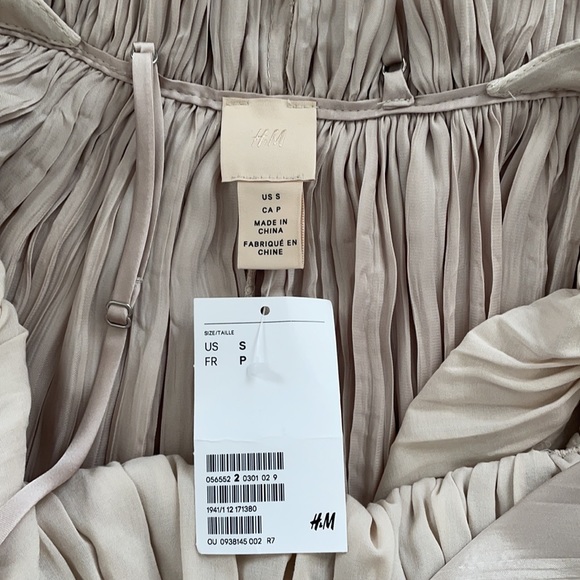 H&M beige crinkle dress with low back. Size S. NWT. - Picture 6 of 6